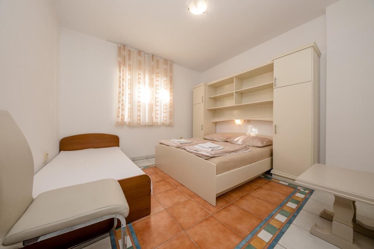 Apartments And Rooms By The Sea Supetarska Draga - Gornja, Rab - 11579 Екстер'єр фото
